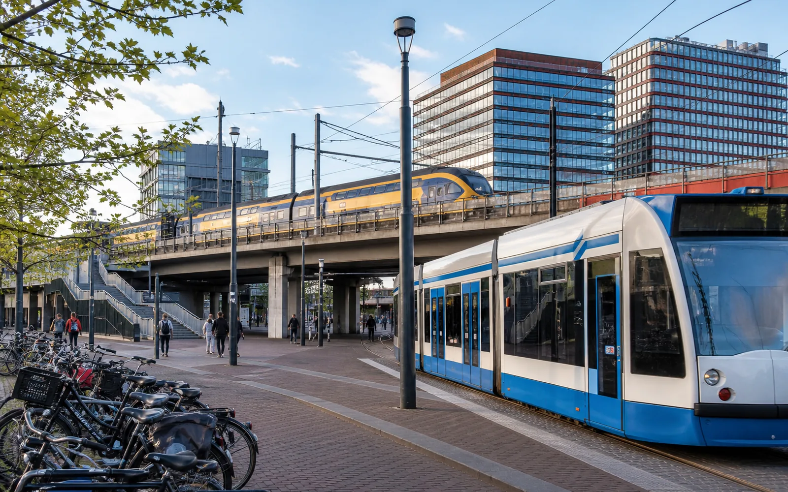 Originele illustratie van station Sloterdijk met trein, tram en fietsen